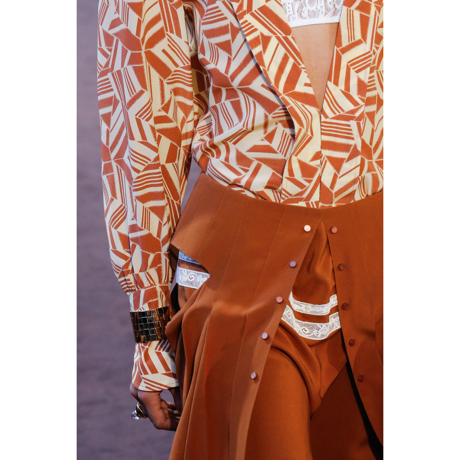 Фото Details Chloé Fall 2018 Ready-to-Wear , Детали коллекции Хлоя осень зима 2018 , Fashion show , неделя моды в Париже , PFW , Paris Fashion Week , Mainstyles